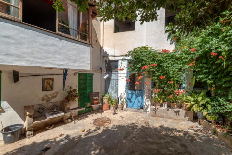 Large house with patio and terrace for renovation in Soller