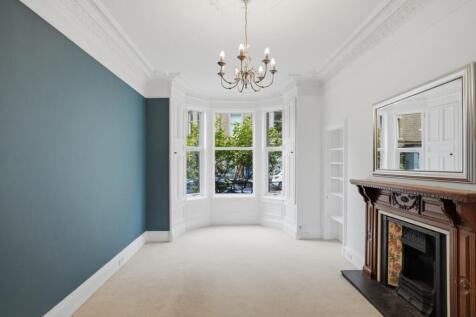 A traditional main door, 2-bedroom property in the popular area of Viewforth. With a large living room, seperate kitchen/dining room, bathroom, utility room and direct access to a shared garden. Avail