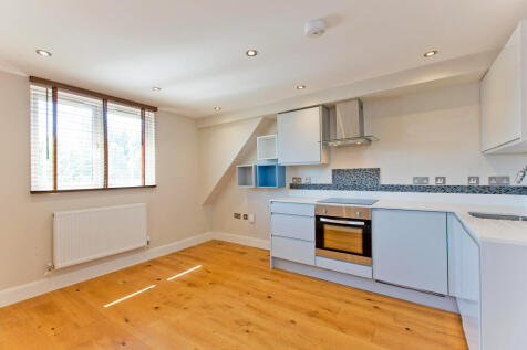 Charming top floor, newly refurbished studio apartment (semi-separate sleeping area). The studio comprises a new modern kitchen, appliances and washing machine, new shower room, and neutral décor thro