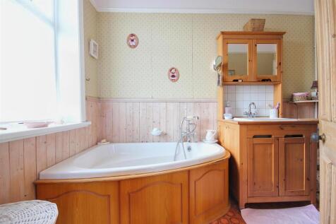 EN-SUITE WASH ROOM