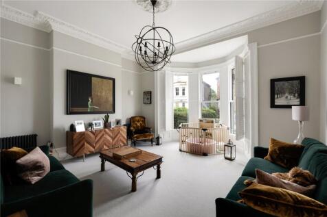 5 bed, 3 bath Semi-Detached in Bristol - Photo 2