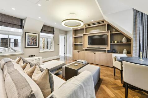 bright fourth-floor apartment in the heart of St James's, SW1Y A well-presented fourth-floor apartment offering bright and well-balanced accommodation throughout. The property comprises a spacious rec