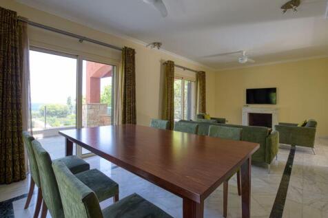 Lounge / Dining Area