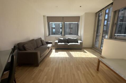 A stunning fourth floor apartment located in the popular Education Quarter with easy access to all the main University buildings. A spacious living room with a large Balcony and views over the City se