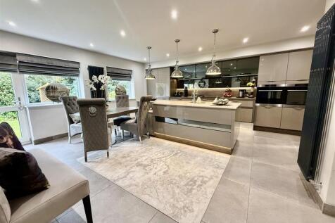 KITCHEN & DINING AREA