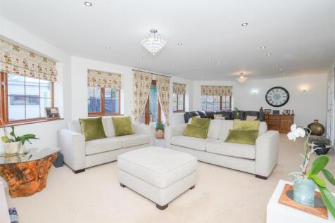 1 Oak Tree Close Leamington Spa-13.jpg