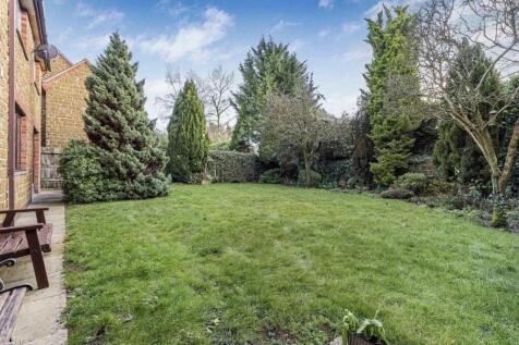 2 Churchfields, Staverton