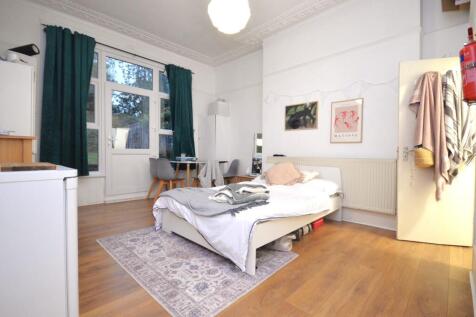 Gas & electricity included. Spacious ground floor studio flat in Kilburn with access to a communal garden. Ideally located close to Kilburn Tube (Jubilee Line) and Brondesbury Overground stations.