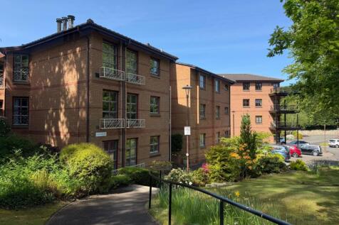 Exceptionally spacious and stylish with open outlook over Royal burgess golf club, newly decorated interiors, this generous first-floor flat in Barnton enjoys three bedrooms, a reception room, a dinin