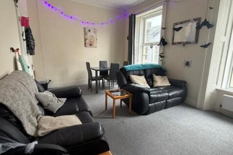 Flat in PL4 8HX