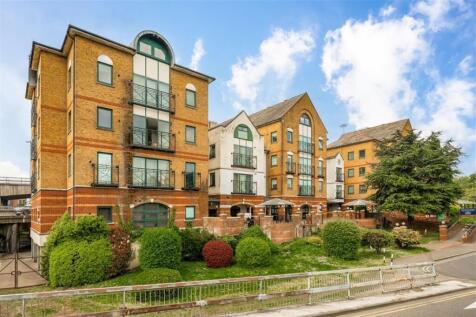 This newly refurbished second floor studio flat has a an integrated kitchen, a tiled shower room, and wood flooring, ideally situated with Brent Cross and excellent transport links on your doorstep. T