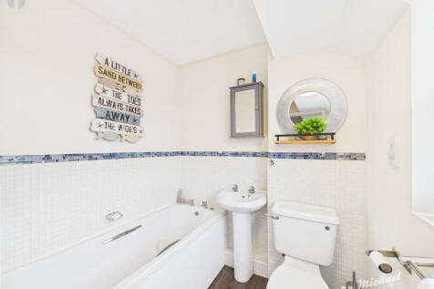 CAM03218G0-PR0781-STILL011