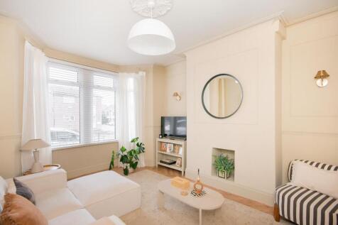 1R8HEE - Living Room D.jpg