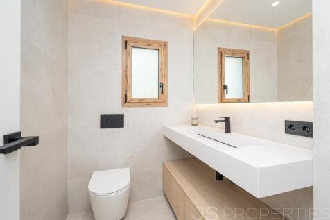 Modern luxury home with pool in a prime location in Puerto Pollensa