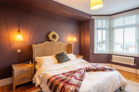Glasllwch Crescent-6