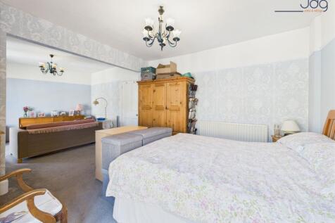 Double Bedroom with Lounge located on the First Floor