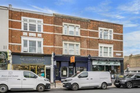 A well-presented and generously proportioned three double bedroom apartment. The property features a bright and spacious open plan kitchen reception room, a family bathroom, and three spacious double