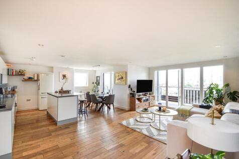 This bright and spacious three bedroom, two bathroom apartment in the highly sought after Seren Park Gardens offers generous living throughout, complete with a modern open plan layout and a private ba
