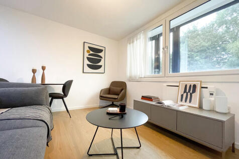DEPOSIT FREE RENTING AND NHS DISCOUNT AVAILABLE*
Contemporary 1 bed with FREE WiFi, deposit free renting and pet friendly homes. Perfect for hybrid workers needing quick rail access to Manchester and