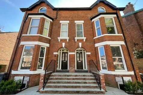 Opportunity to rent a large Studio apartment with separate bedroom area on the second floor of a beautifully restored period property. This apartment is part of a development of 12 apartments, compris