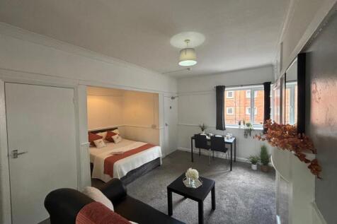 **AVAILABLE 1ST SEPTEMBER** This well-sized and fully furnished apartment offers comfortable, stylish living in one of Leeds’ most vibrant and well-connected areas — ideal for both students and profes