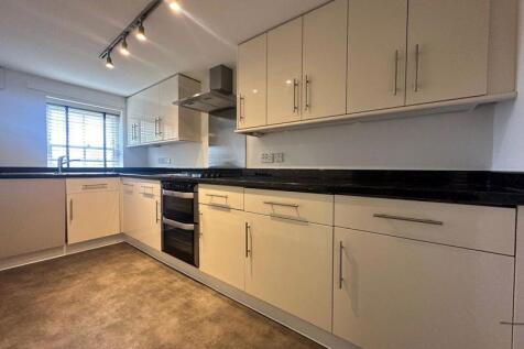 Mays Court is an impressive listed building set back off Crooms Hill which has fantastic views of Royal Greenwich Park. This property is conveniently located moments away from Greenwich Town Centre wh