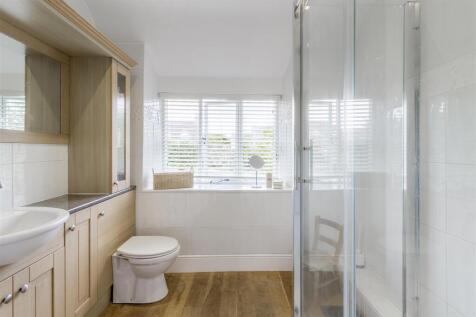 En Suite to Bedroom 1