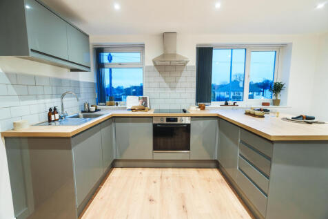 Listing code 167733. This newly renovated one-bedroom apartment is perfectly located on Otley Road, ideal for students and professionals seeking a peaceful residential area just a short drive to Leeds