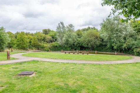 Queen Mary Avenue, E18