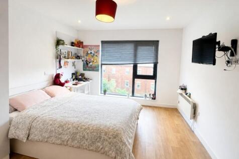 - Private gym - Rooftop terrace - On site parking £700.00PPPW FROM 01/09/2026! EPC D C Tax A