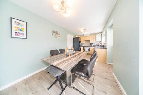 8 Riverside Mews dining kitchen.jpg