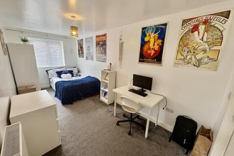 4 Bedroom House in NG8 1PE