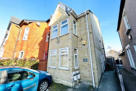An immaculately presented, two bedroom split level apartment with the added benefit off street parking for one vehicle. This enviably stylish, contemporary home located in the popular Walthamstow Vill