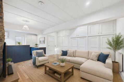 Open-plan Living Room with Dining Area