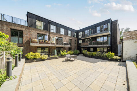 Situated on the third floor of a secure development, this lovely 2 bedroom flat offers a bright open-plan reception room and kitchen, 2 double bedrooms and a private balcony.