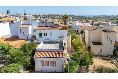 OPPORTUNITY - 4 Bedroom Villa with Pool and Garden in Lagos
