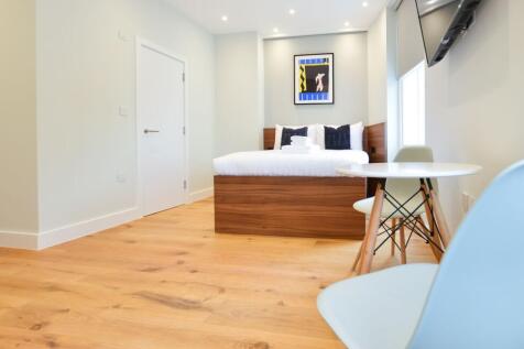 Large refurbished open plan studio - Nearly all Bills included (except Council Tax). Third-floor flat with en-suite bathroom, wooden floors, underfloor heating & kitchenette. Furnished with double bed