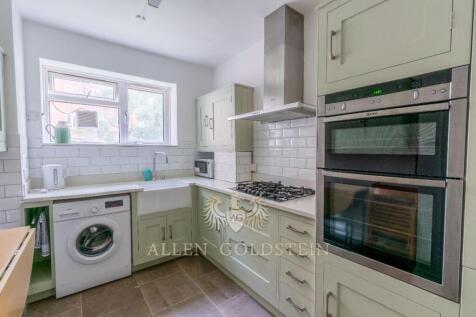 Spacious 4-Bedroom Apartment with Balcony - Prime Camden Location - Ideal for Students