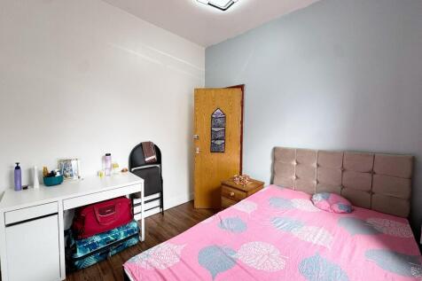 Spacious double bedroom available in a six-bedroom house share in LS3 from 1st July 2026. Ideal for students or professionals, the property features two modern bathrooms, a shared kitchen and living a