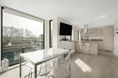 2 bed, 1 bath Flat in london - Photo 3