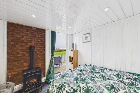 Bedroom/Office- Garden