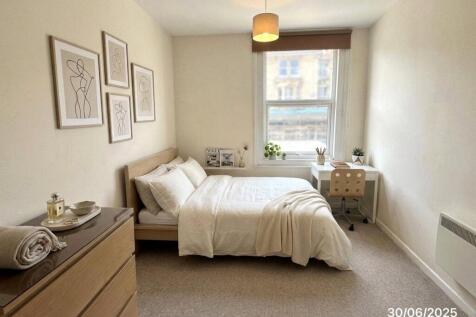 Key features: large bedrooms, bus links to UWE, 20 minute walk to University of Bristol. This SPACIOUS 6 double bedroom student property is tucked away in a HIGHLY SOUGHT AFTER LOCATION at the junctio