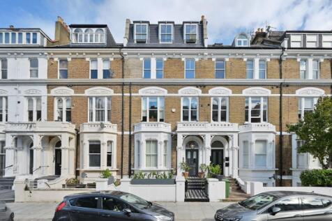 ZERO DEPOSIT AVAILABLE. LONG LET. Generously arranged over three floors, this stunning three bedroom flat offers stylish interiors with an Ensuite master bedroom, private Roof Terrace and excellent lo