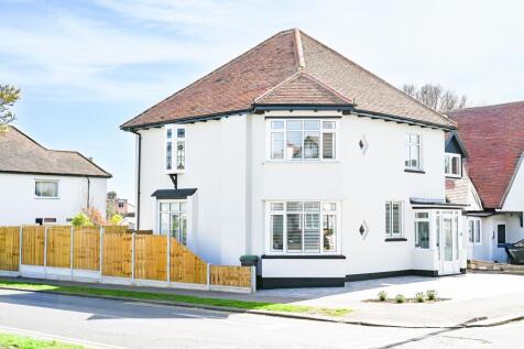 4 Bedroom Detached in SS9 3PP