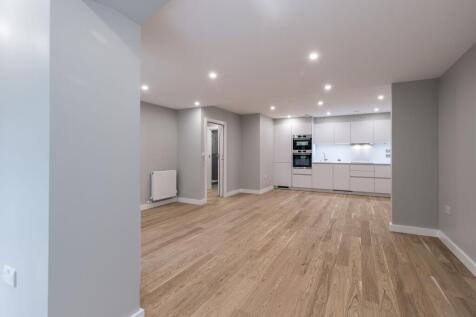 base rent: £2450, deposit: £2826.92, number of bedrooms: 1, size: 700.73 sq ft, apartment type: lower ground, all pets allowed, heating type: gas, unfurnished, stove: induction, EPC Rating: C, closest