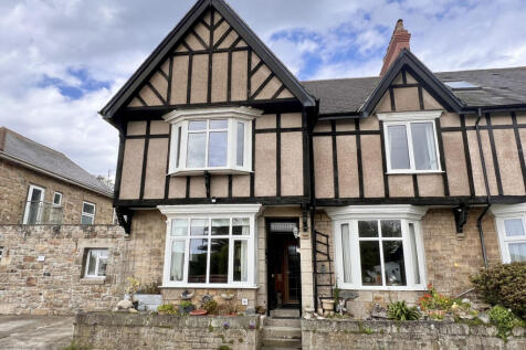 4 Bedroom End Of Terrace Guesthouse for Sale
