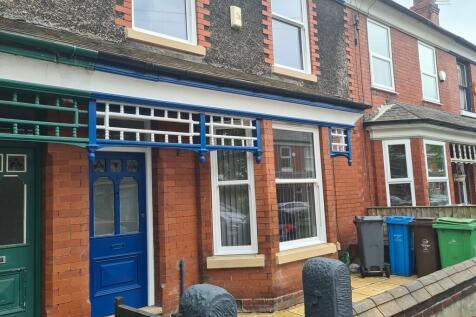 Martin & Co are delighted to offer this stunning and fabulously refurbished house, redesigned to accommodate 4 professional sharers having 4 en-suite double bedrooms, The property also has fabulous sh