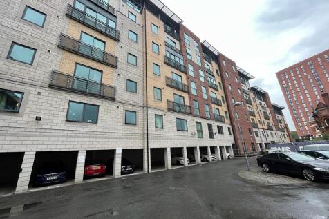 **Available 29.08.2026** C & R City are pleased to bring to the market this beautifully presented one bedroom apartment in the popular City Point 2 Development, Chapel Street, M3. Situated within a tw