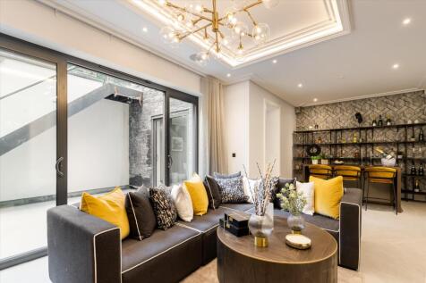 Situated in an enviable position overlooking the Common, this beautifully designed house offers contemporary and modern living in Wimbledon Village. The Park View development consists of six prestigio