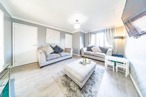 3 Deanwood Close lounge 2.jpg